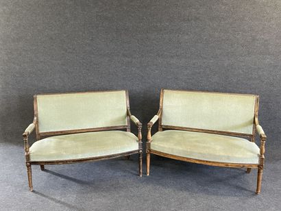 Paire de banquettes garnies de velours vert.

Style...