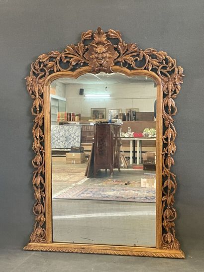Miroir en chêne sculpté et ajouré à décor...