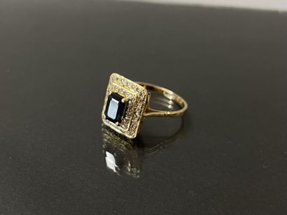 Bague de dame en or 750°/00, ornée d'un saphir...