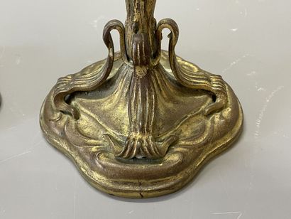 Paire de flambeaux en bronze doré figurant...