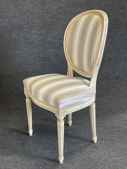 Suite de quatre chaises médaillon laqué bien...