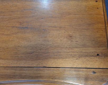 Commode parisienne en noyer mouluré.

XVIII°...