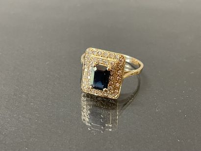 Bague de dame en or 750°/00, ornée d'un saphir...