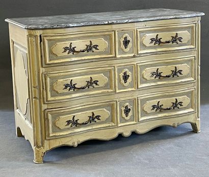 Commode arbalète en bois mouluré.

XVIIIème.

Laquée...