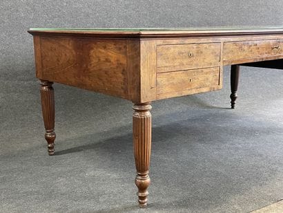 Grand bureau plat en placage de noyer, pieds...