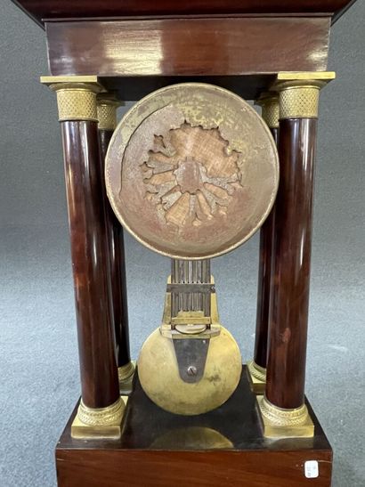 Pendule portique en acajou et bronze doré.

Epoque...