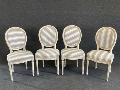 Suite de quatre chaises médaillon laqué bien...