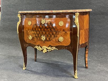 Commode sauteuse marquetée, soulignée de...
