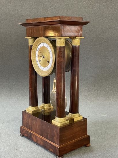 Pendule portique en acajou et bronze doré.

Epoque...