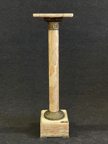 Colonne support en marbre et bronze doré.

Vers...