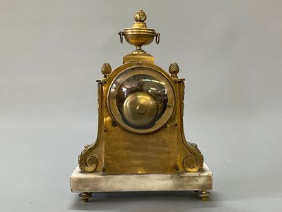 Pendule en bronze doré, base en marbre blanc...