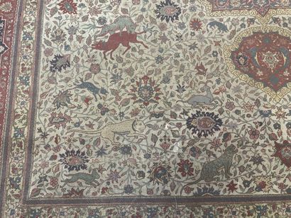 Grand tapis d'Orient. 

460 x 340 cm. 

Usures...