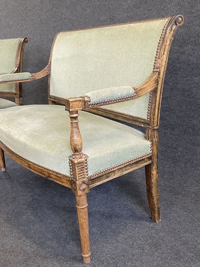 Paire de banquettes garnies de velours vert.

Style...