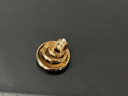 Broche en or sertie de perles de culture.

Or...