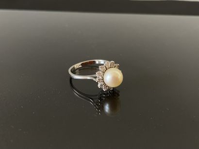 Ring in white gold 750°/ 00 set with a cultured...