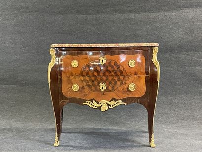 Commode sauteuse marquetée, soulignée de...
