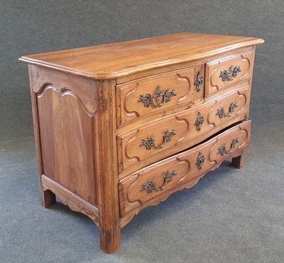 Commode parisienne en noyer mouluré.

XVIII°...