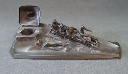 Bobsleigh - 

Encrier en régule patiné, cachet...