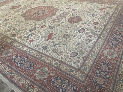 Grand tapis d'Orient. 

460 x 340 cm. 

Usures...