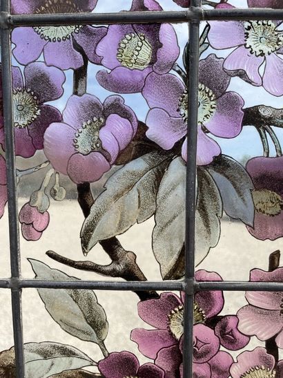 Deux panneaux de vitraux à décor de fleurs...