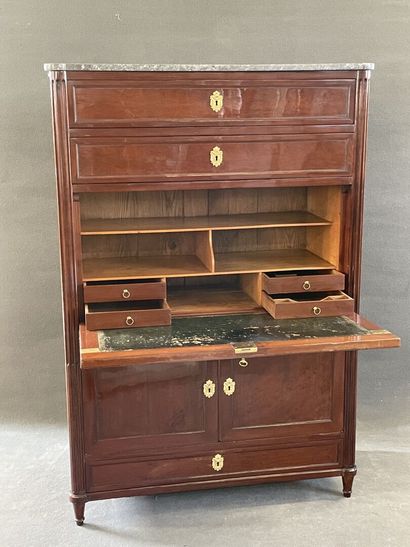 Secrétaire en acajou ouvrant à deux tiroirs,...