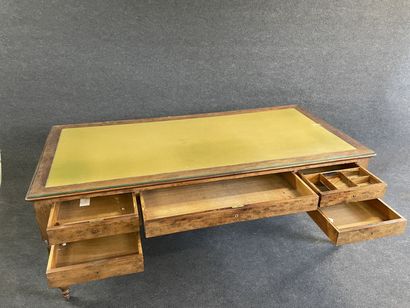 Grand bureau plat en placage de noyer, pieds...