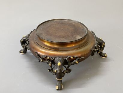 Beau socle en bronze patiné, pieds naturalistes.

Fin...