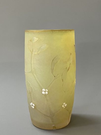 DAUM. 

Petit vase en verre givré, décor...
