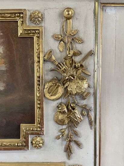 Trumeau en bois et stuc doré et laqué, avec...