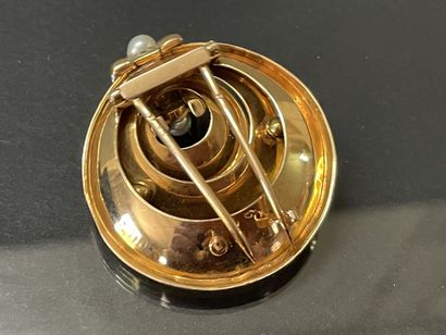 Broche en or sertie de perles de culture.

Or...