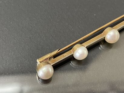 Broche en or agrémentée de cinq perles de...