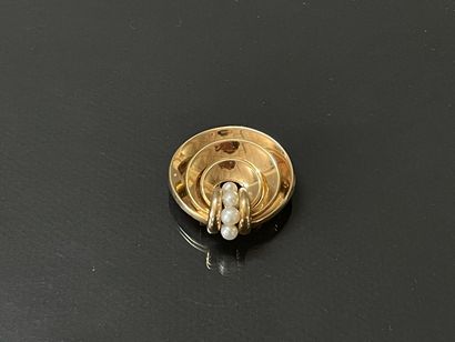 Broche en or sertie de perles de culture.

Or...
