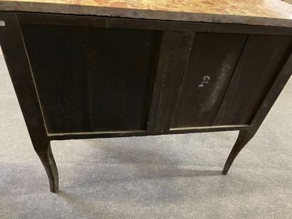 Commode sauteuse marquetée, soulignée de...