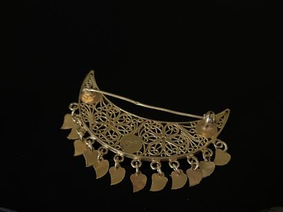 Croissant en or filigrane et trois cabochons...