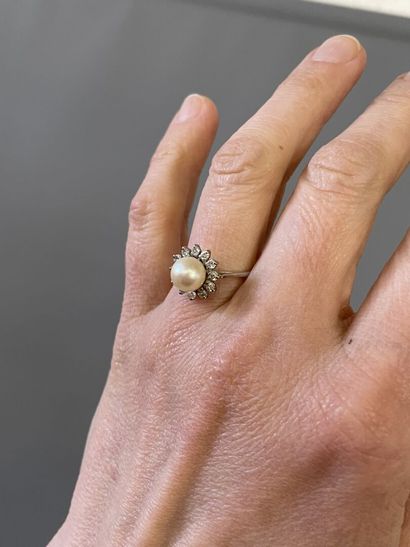 Ring in white gold 750°/ 00 set with a cultured...