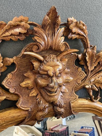 Miroir en chêne sculpté et ajouré à décor...