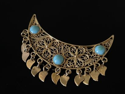 Croissant en or filigrane et trois cabochons...