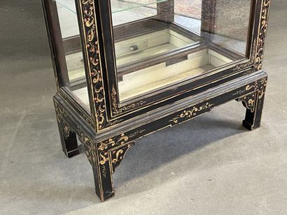 Vitrine asiatique en bois laqué, décor doré,...