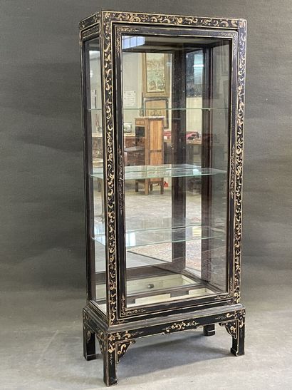 Vitrine asiatique en bois laqué, décor doré,...