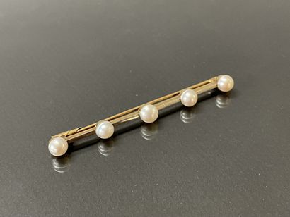 Broche en or agrémentée de cinq perles de...