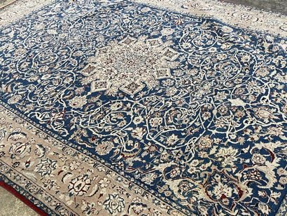 IRAN Naïn, tapis laine et soie fond bleu

240...