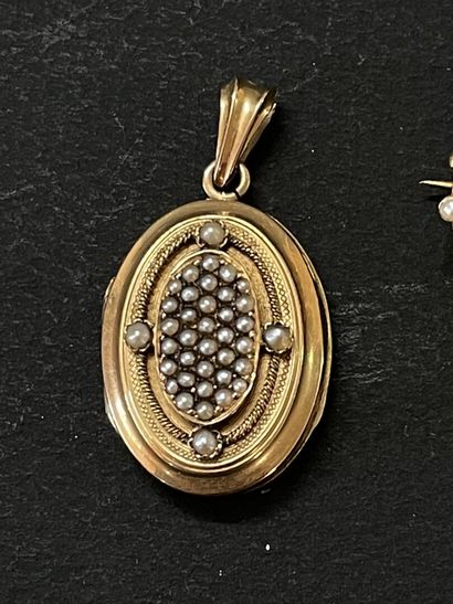 Pendentif souvenir et broche ronde, en or...