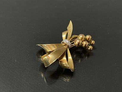 Broche en or 750°/00. sertie de petits diamants.

Poids:...