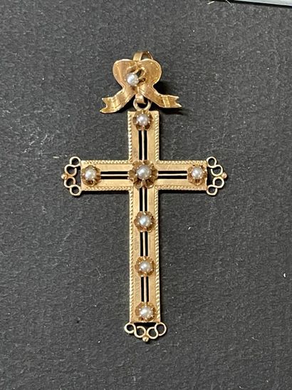 Croix en or sertie de petites perles.

H:...