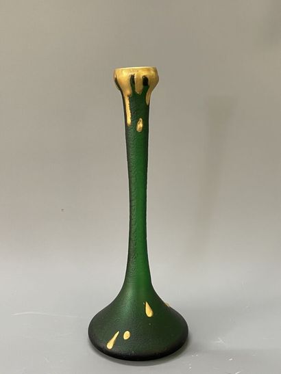 DELVAUX

Soliflore en verre couleur émeraude,...