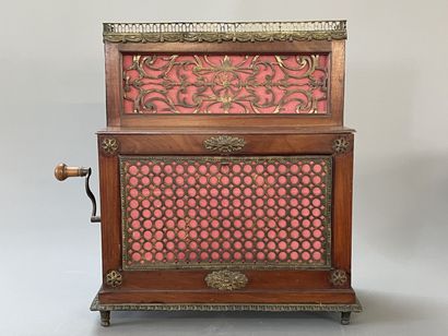 
Petit piano mécanique à rouleau en bois...