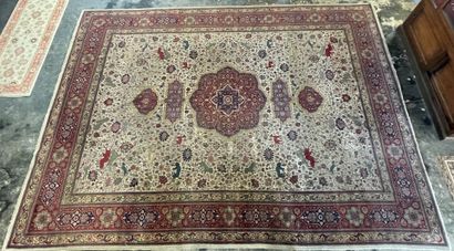 Grand tapis d'Orient. 

460 x 340 cm. 

Usures...