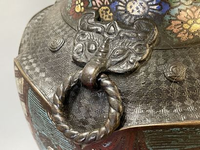 JAPON vers 1900:

Garniture de cheminée comprenant...