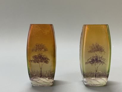 Paire de vases miniatures à décor émaillé...