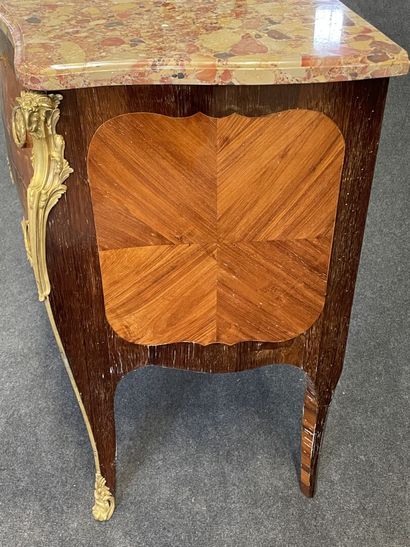 Commode sauteuse marquetée, soulignée de...